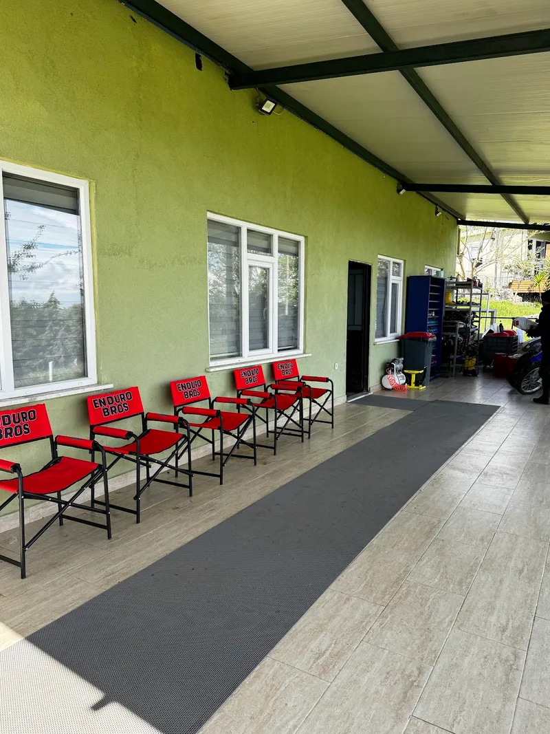 Kulüp evinin verandası ve kırmızı sandalyeler