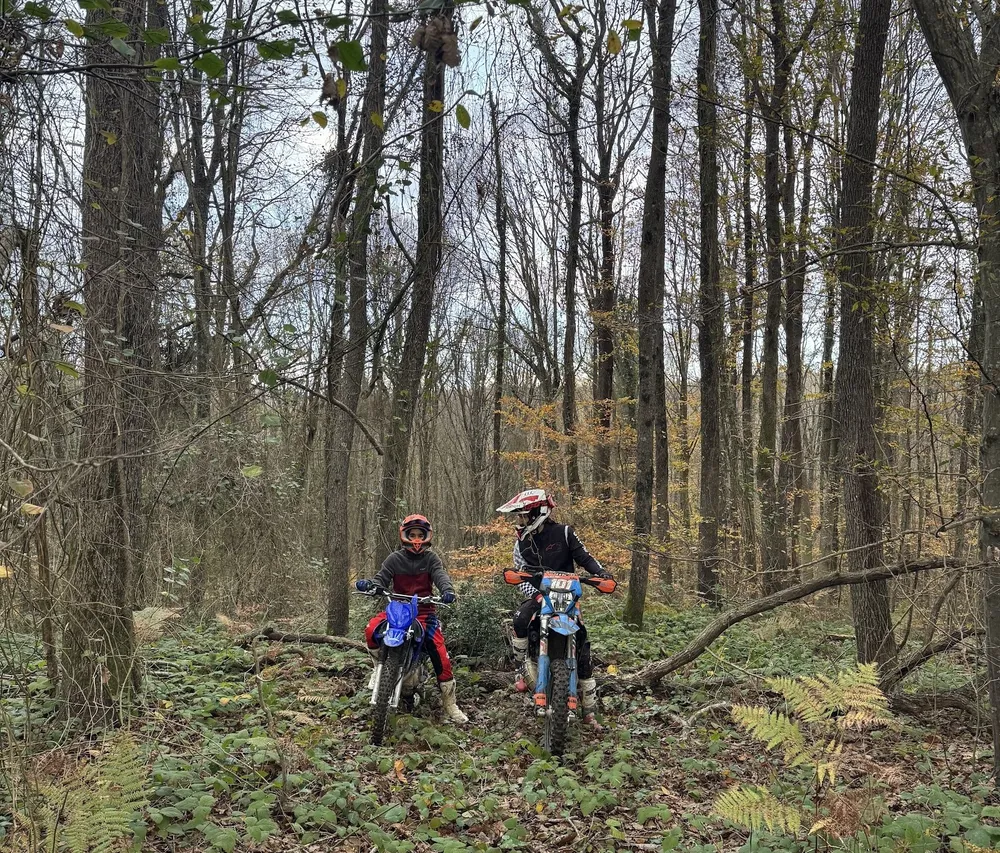 Bir baba ve oğlu, Sarıyer ormanının derinliklerinde enduro motosikletleriyle