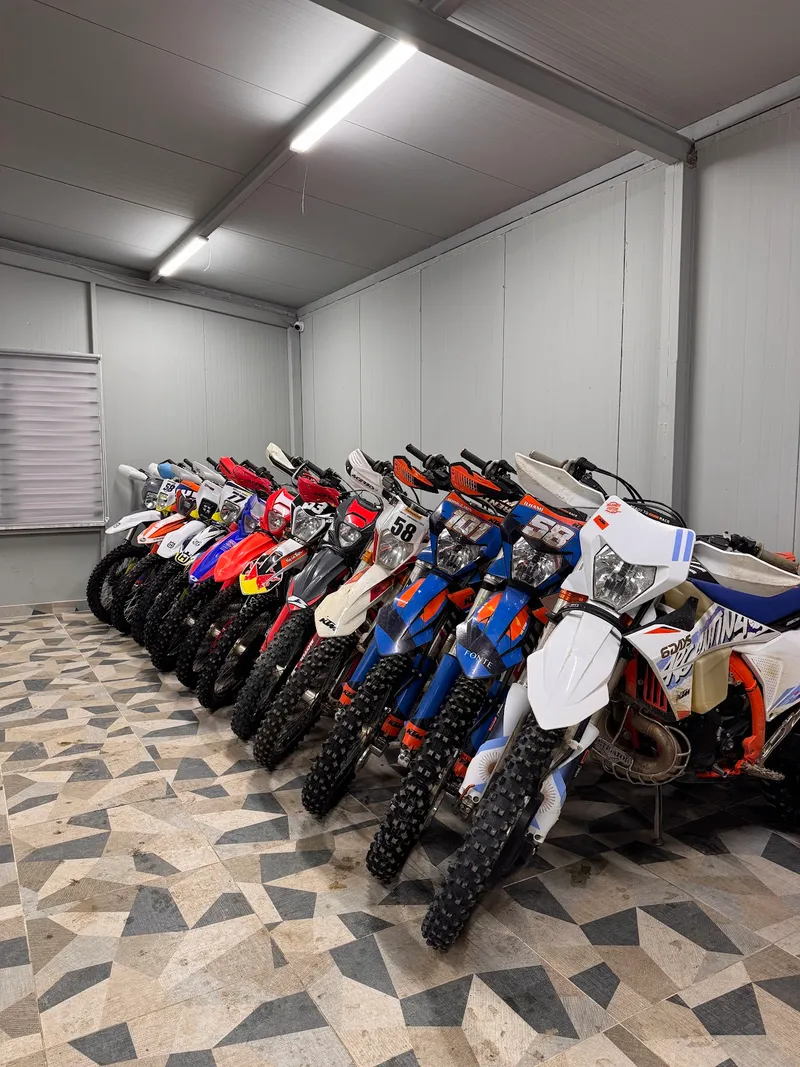 Garajda sıra sıra dizilmiş enduro motosikletleri