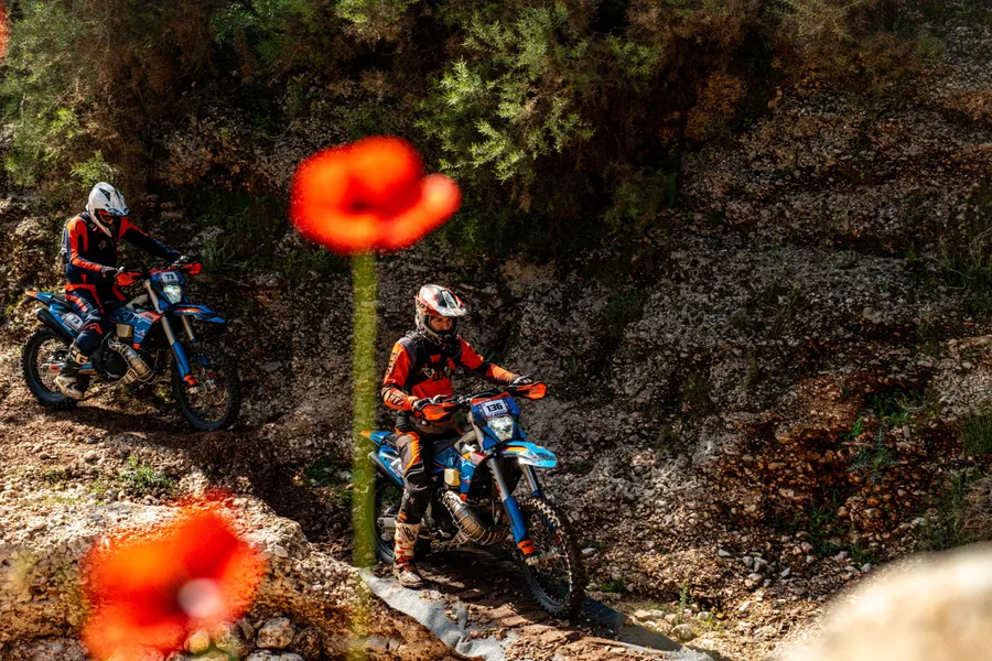 Endurobros üyeleri Sarıyer ormanında enduro sürüşünde