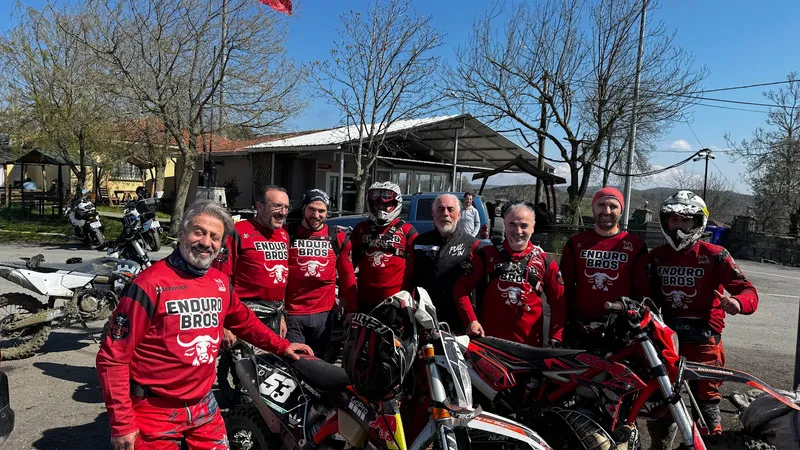 Endurobros üyeleri kırmızı kulüp formalarıyla motosikletlerinin başında